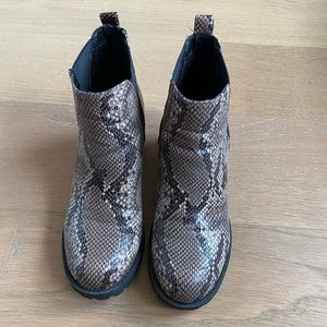 Women’s Chinese Laundry Lisbon Boots
